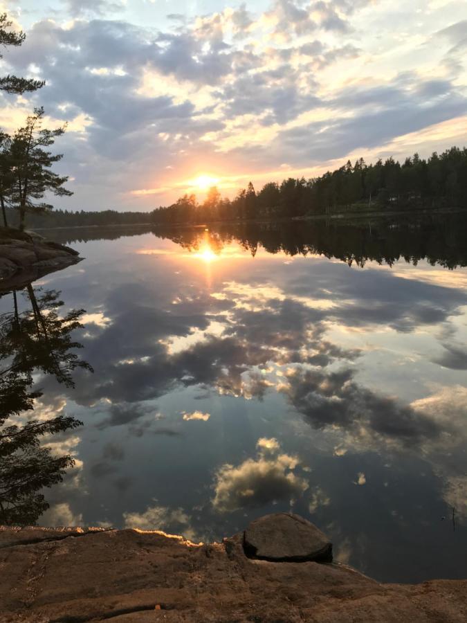 Bjoersjoeas Vildmark - Small Camping Cabin Close To Nature Olofstorp Экстерьер фото
